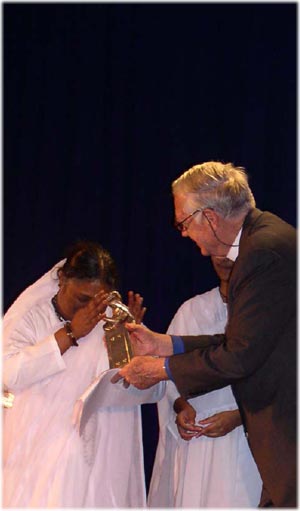 Амма принимает награду в Межрелигиозном центре Нью-Йорка