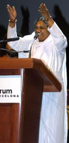 Амма во время выступления на форуме в Барселоне