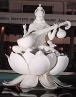 Статуя богини Сарасвати