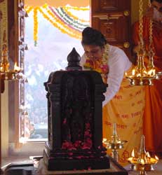 Амма проводит церемонию открытия нового храма