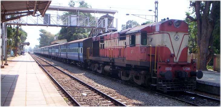 Индийский поезд на станции в Каянкуламе
